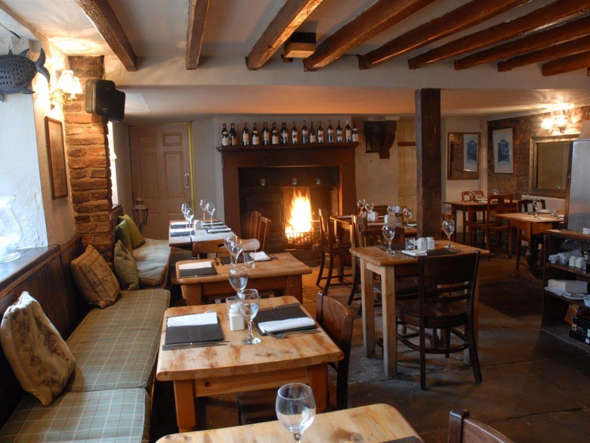 White Horse & Griffin Hotel Уитби Екстериор снимка