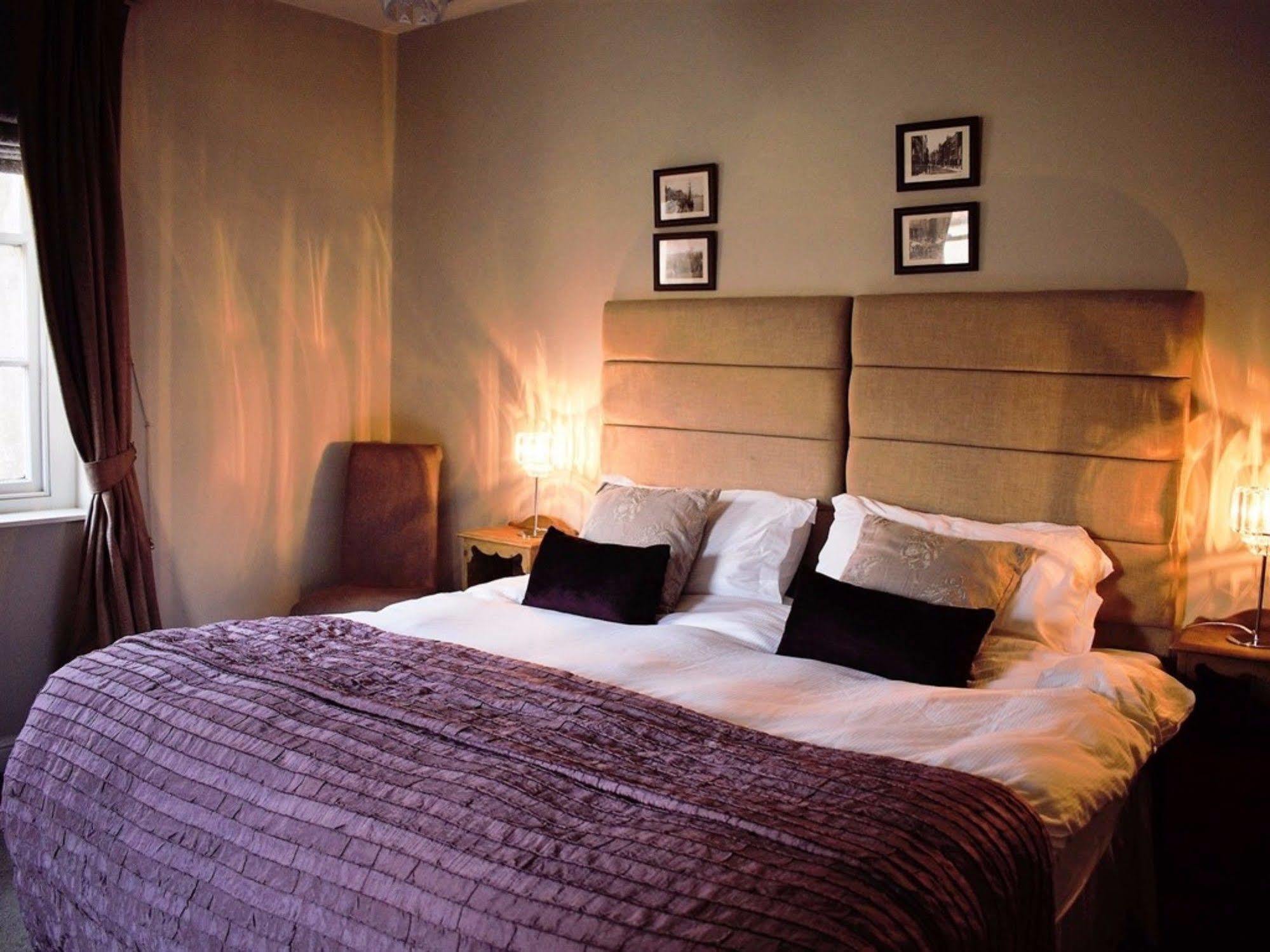 White Horse & Griffin Hotel Уитби Екстериор снимка