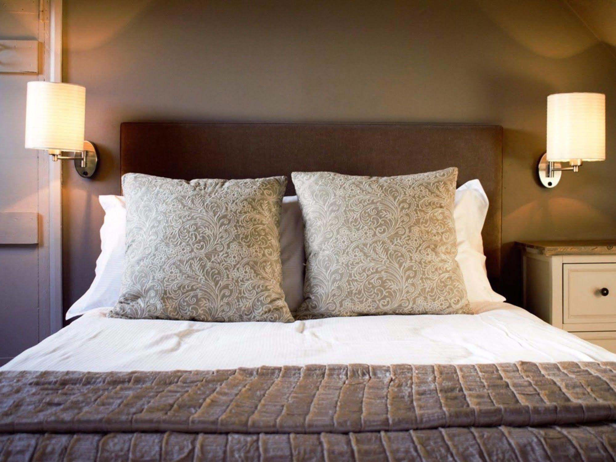 White Horse & Griffin Hotel Уитби Екстериор снимка